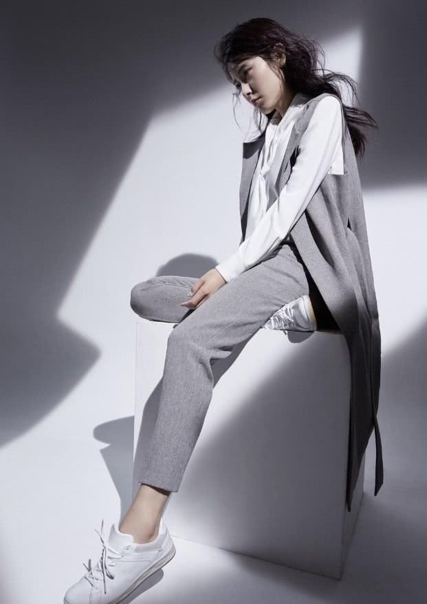 曾黎颜值杠杠的，将一身白色穿出了女王范，连“斗笠”也很时尚!