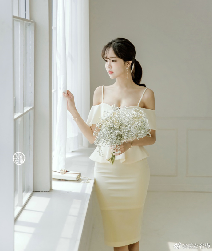 室内美女写真集,美女精致包臀裙套装,突显魅力,时尚又潮流!