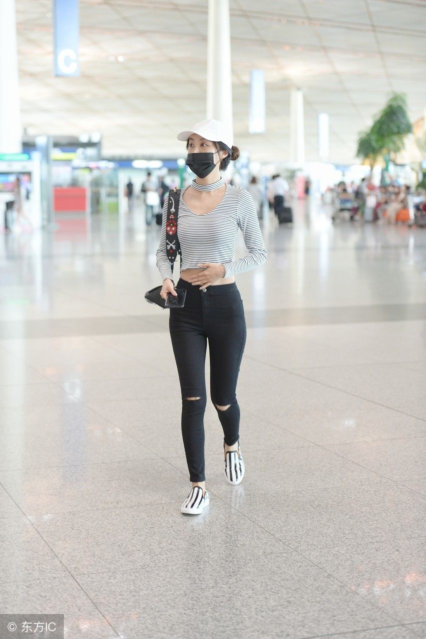 李菲儿现身机场，全身就只穿了件露脐装，网友:这腿真服了