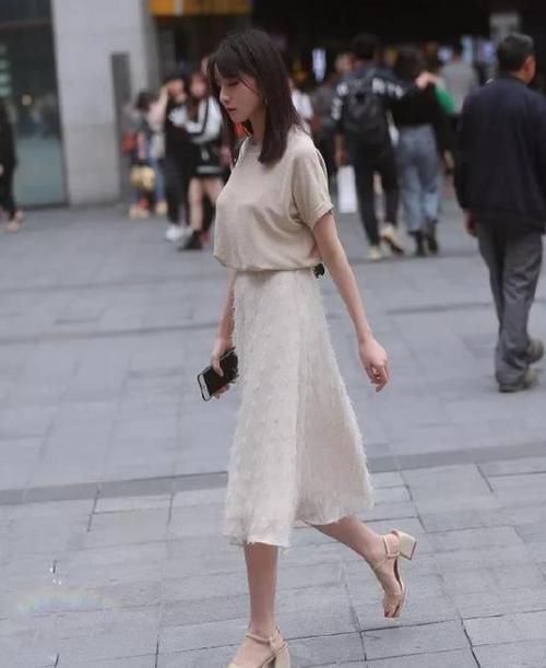  「笑嫣然」养眼女神街拍：语笑嫣然的美女，一条白色的连衣裙，时尚女神风采