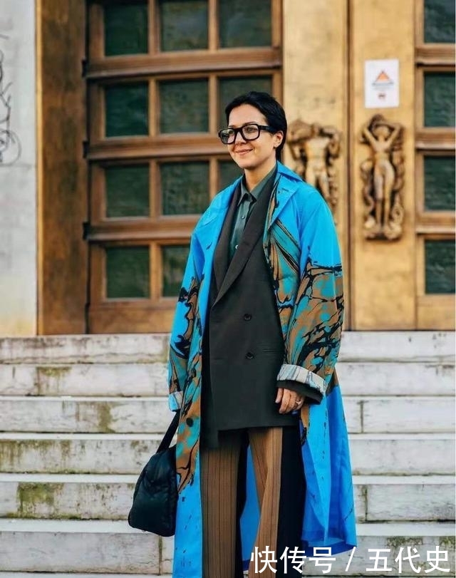  『女人』女人40岁以后，别刻意装嫩！这3种打扮要不得，没气质还拉低档次