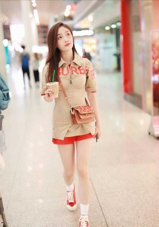  【凹凸】吴宣仪机场造型“火”了，穿一条拼色连衣裙秀美腿，身材凹凸有致