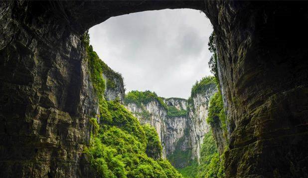 云南有一种叫做“天坑”，坑里村子与世隔绝，多数村民没出去过