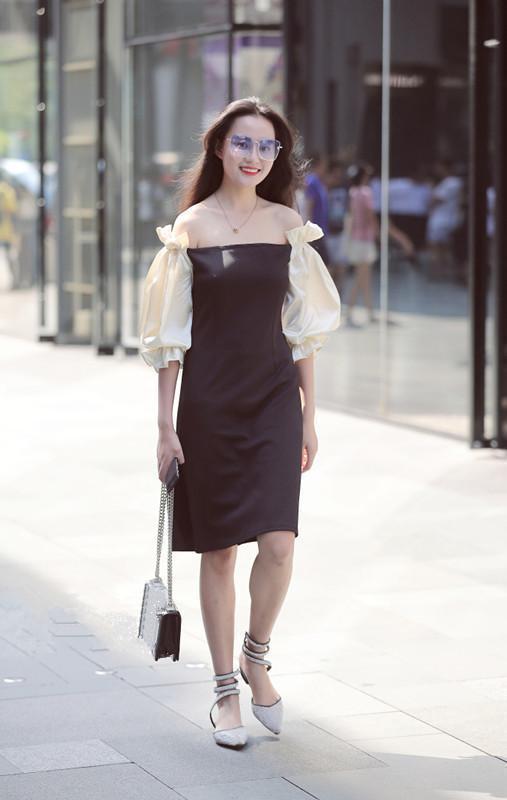 路人街拍，不规则的短裙勾勒出了小姐姐的玲珑曲线，很是性感