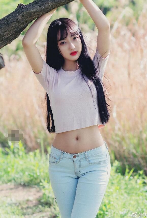 俏美靓丽的牛仔裤美女，彰显落落大方的气场，真漂亮