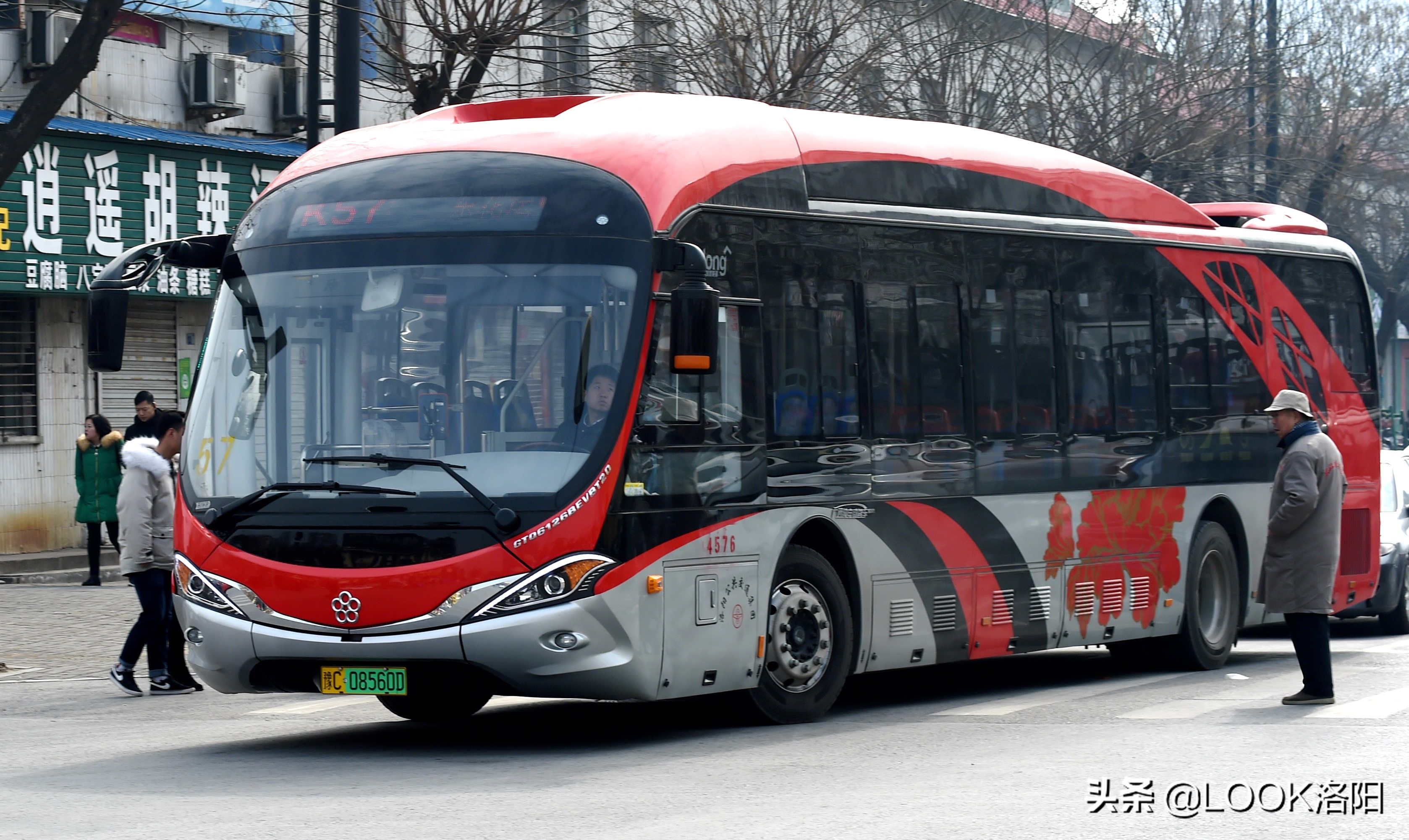 董明珠造的公交车在洛阳跑的越来越多 洛阳公交车开启纯电动模式