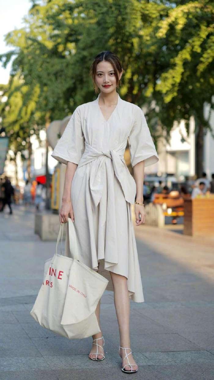 街拍：灰色T恤搭配牛仔热裤，适合身材纤细的女生，给人清新美感