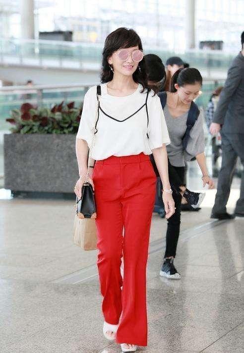 赵雅芝穿西装都要选大红色扮嫩，网友:赵奶奶，不服老不行的!