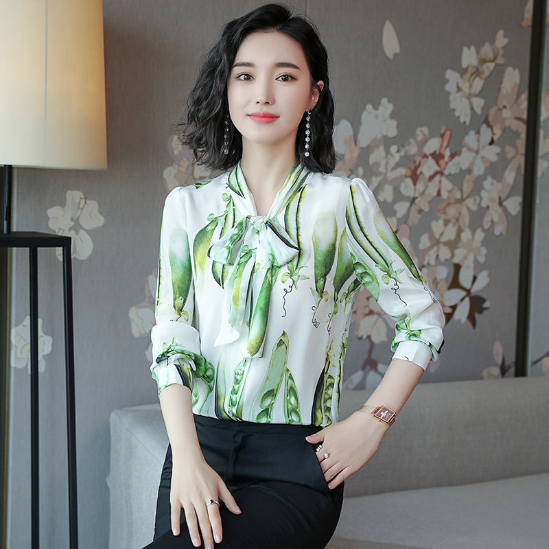 真丝裙扔了吧!刚上架的“秋小衫”，特适合80后女人，减龄显嫩