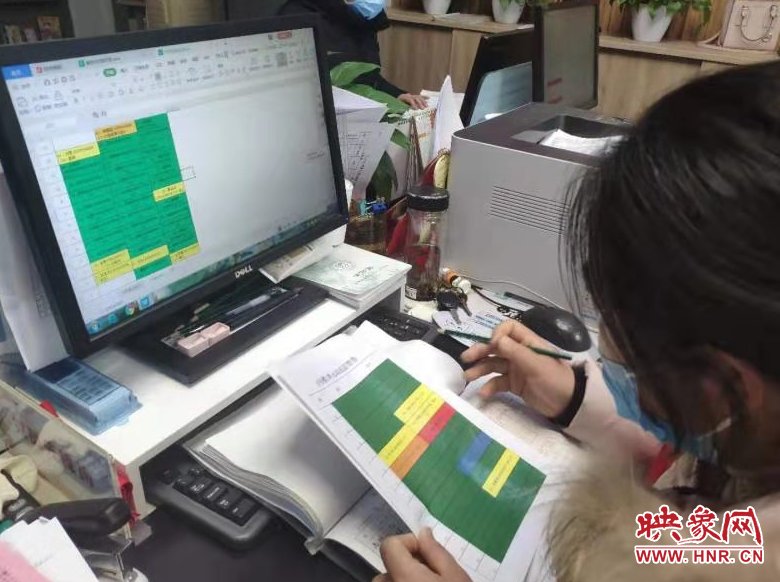  「防控」郑州一社区自治“五色动态监管图” 让疫情防控“有的放