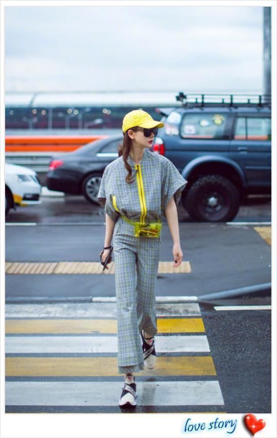 当戚薇和李沁同穿格子阔腿裤,才知道P图与不P图的差距有多大!