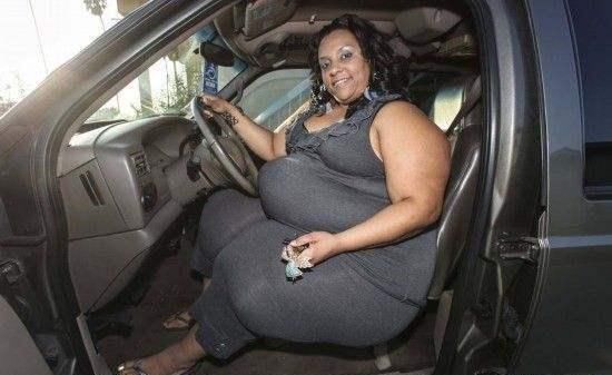 惊奇！英女子臀围2.36米，老公赞其性感，变身网红挣钱不减肥！