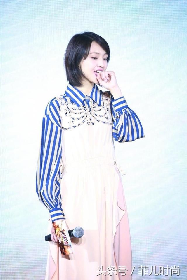 郑爽本来就瘦，穿这么宽的牛仔裤还敢不系皮带出门，活该要用手提