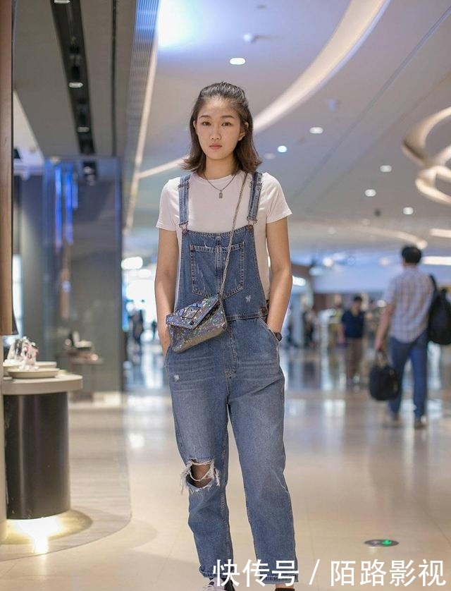  「低调」街拍潮人时尚穿搭，大码T恤打造下装失踪，暗黑运动风低调有个性