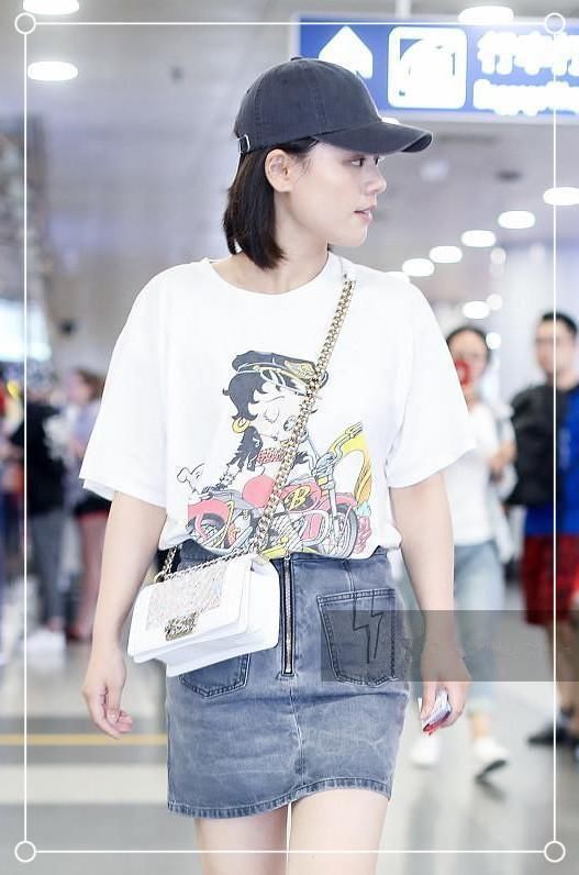 别看鞠婧祎只有159的身高，可秀起腿来，竟丝毫不差170的马思纯！