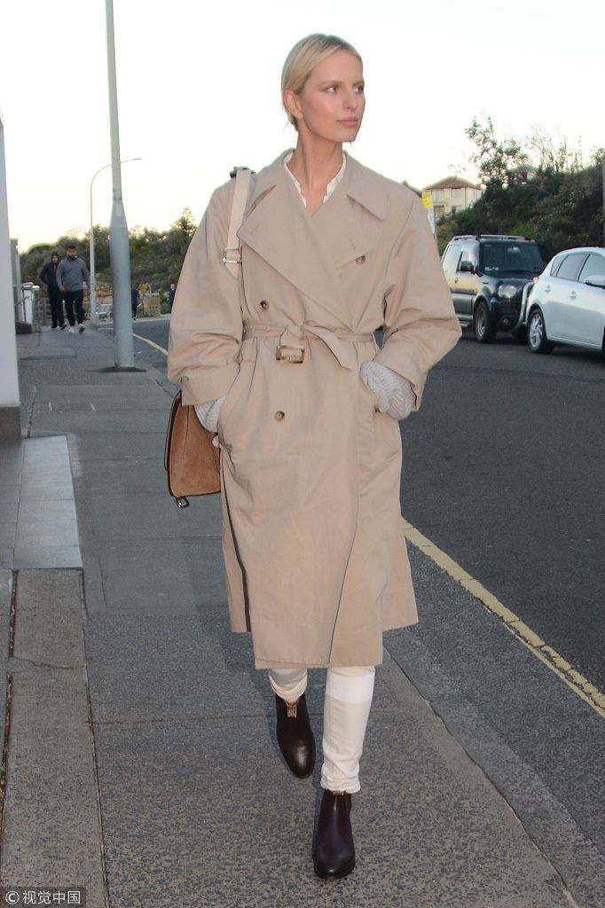 维密超模卡罗莱娜高挑身材完美驾驭长款风衣  大长腿走路带风双手