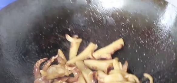「脆爽」广式墨鱼炒鸡肉,鸡肉嫩滑不柴,墨鱼脆爽有嚼劲!
