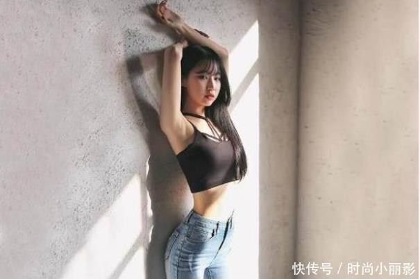 身材有型的牛仔裤美女，尽显成熟女人味，走到哪都吸睛