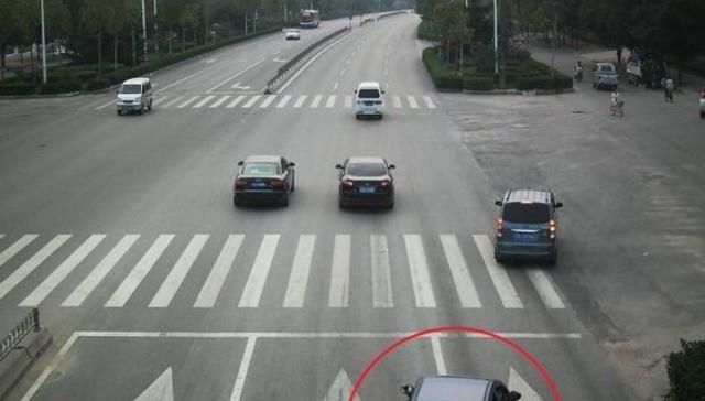  建议■开车在直行右转道上等绿灯，遇到后车催促怎么办？建议提