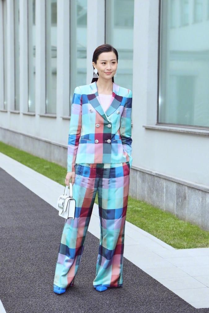 36岁陈法拉身穿红色吊带连衣裙出席活动，性感优雅，网友：真会穿