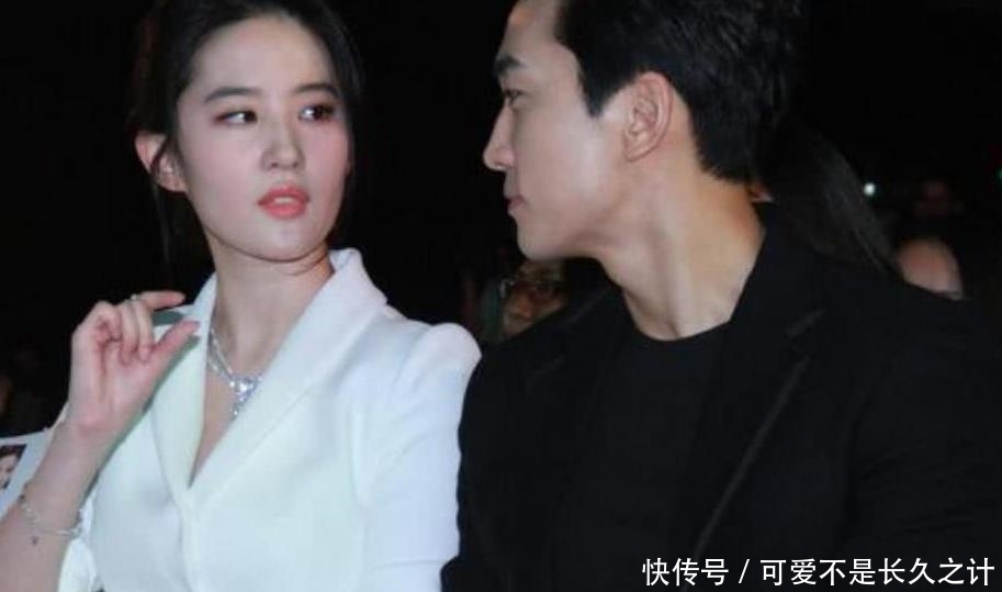 「照片」刘亦菲早期出席活动,看到照片后,终于知道刘亦菲大笑时为何捂嘴