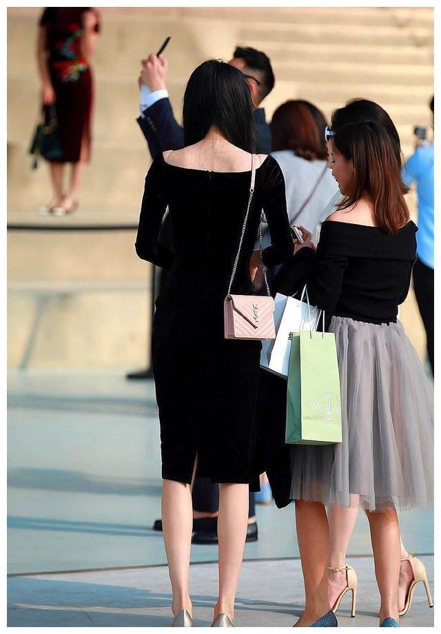 街拍：不管是热裤还是短裙，爱美的姑娘总能找到适合自己的风格