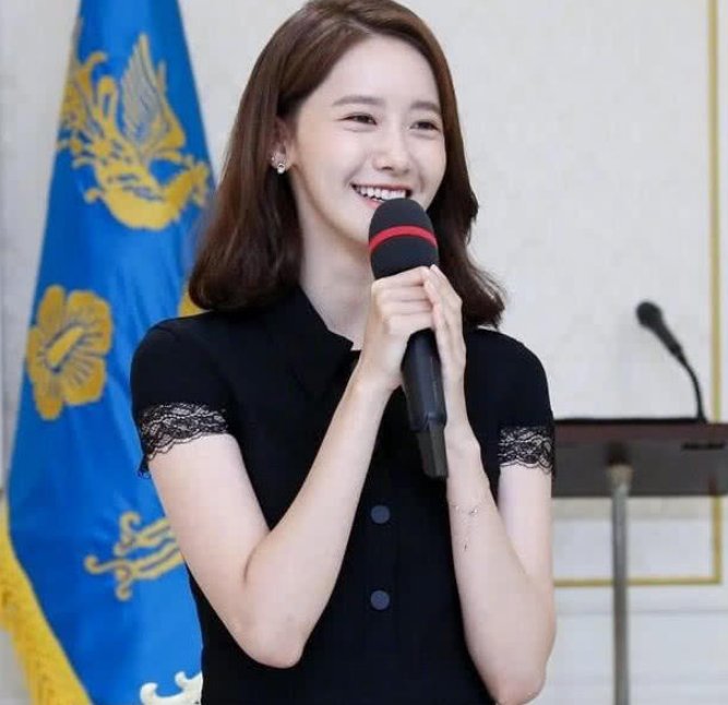 林允儿被总统夫人邀请吃饭,这待遇无人能及,网友:裙子有点短了