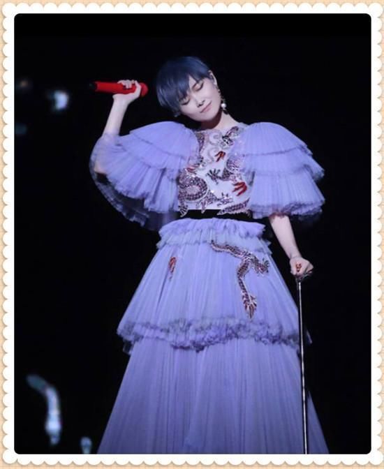 当张碧晨和李宇春同穿紫色蛋糕裙，才知道气场和气质的差距有多大