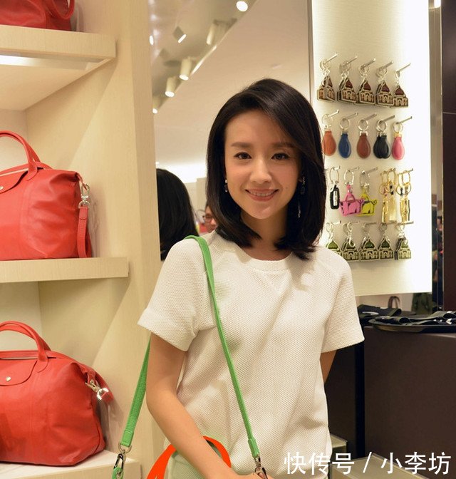 38岁董洁素颜现身机场，皮衣搭配百褶裙，网友还是那么清纯！