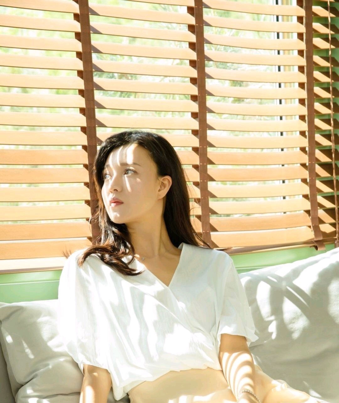  #较宽松的设#路人街拍,小姐姐很有风情呀,穿薄款的白色开衫,休闲范十足