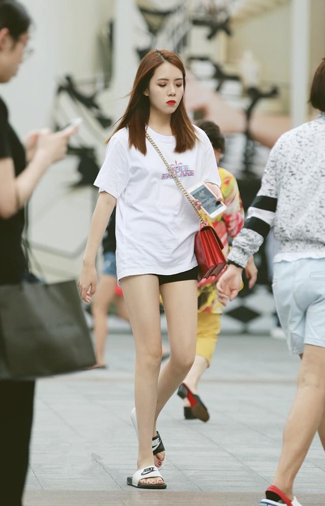 路人街拍，蓝色连衣短裙这样搭很迷人，而且衬得肤色更加白皙