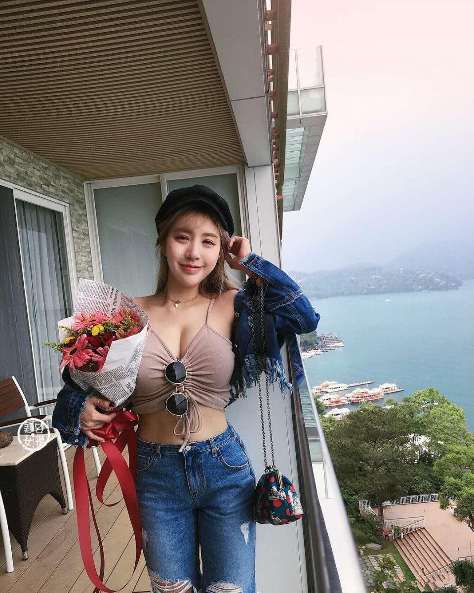 街拍|一个性感奔放，一个甜美精致，小哥哥你还好吗?