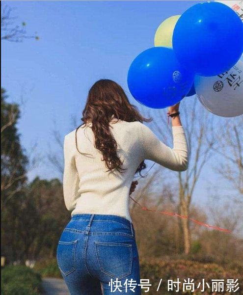 紧身裤比包臀裙愈加的生动减龄，既年轻又有品质感