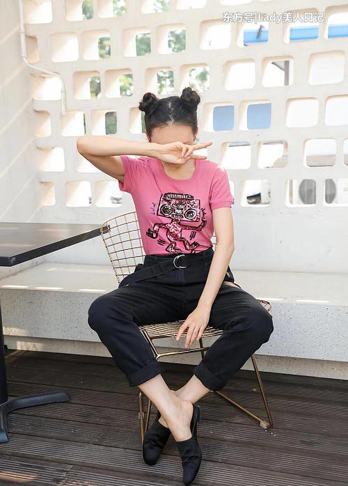 比宋祖儿大几岁的王鸥这样穿，两人竟似同龄人，果然这样搭显年轻