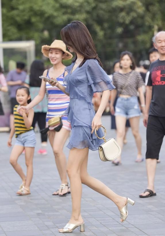 街拍:知性姐姐真优雅，这大长腿真是无敌了