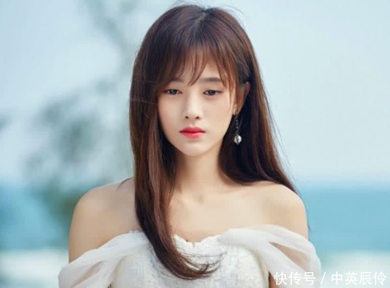 鞠婧祎如今变身性感女王，情趣穿搭让人挪不开眼，身材好到逆天！