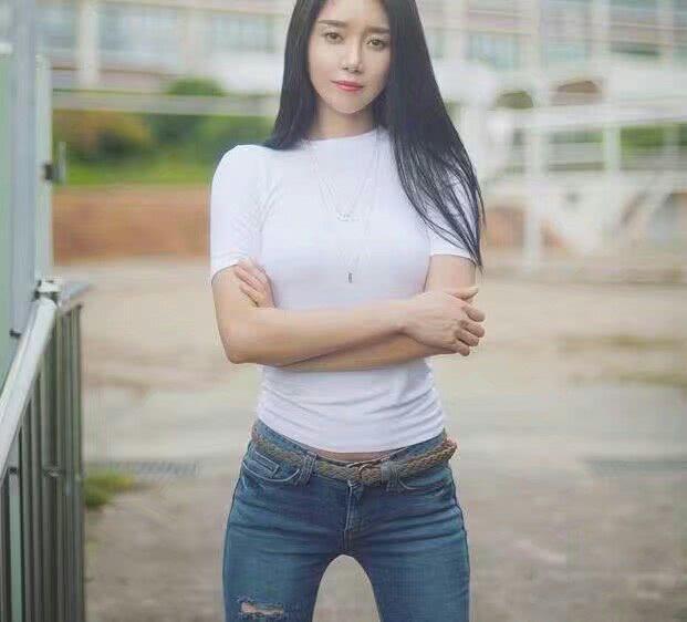 牛仔裤配白t恤,妹子把时尚典雅的风格展现的淋淋尽致