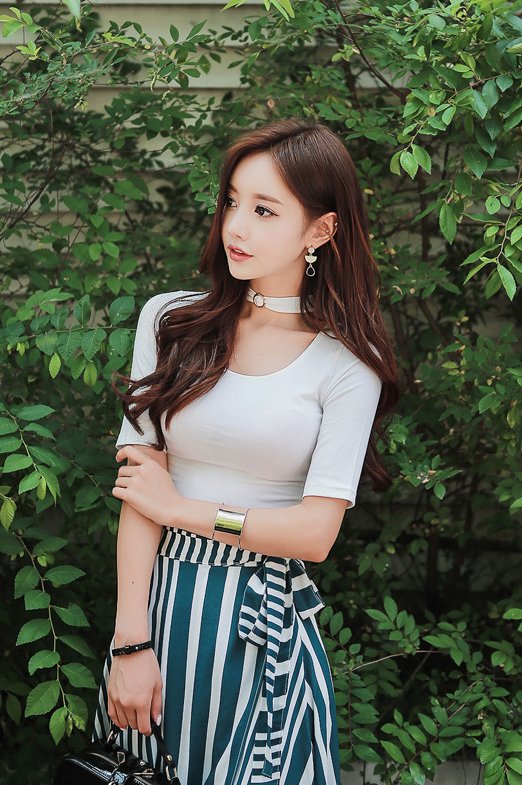 寄一枚岁月的浅笑于你，尘封收藏的，是过往;愈加清晰的，是牵念