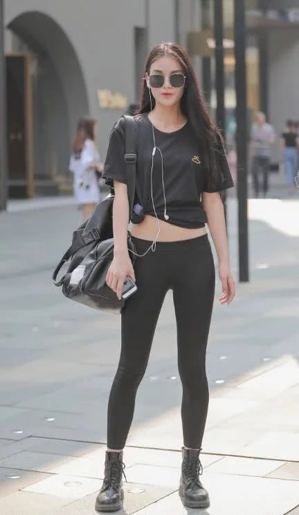 小姐姐一身休闲洒脱紧身裤气质出街，高傲气质绝佳容颜