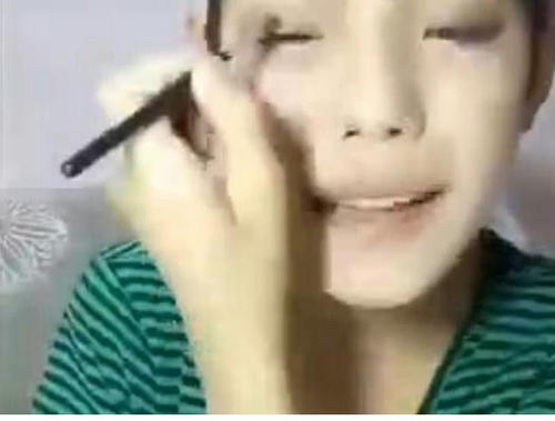 13小男孩直播挑战化妆，最后效果让女生羞愧，简直没法活了！