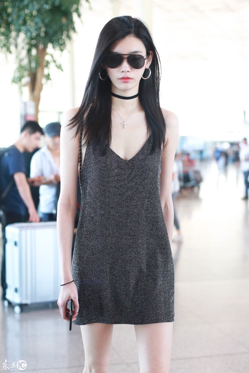 奚梦瑶机场秀时尚，连衣裙搭配长筒靴，网友:到底是热还是冷呢