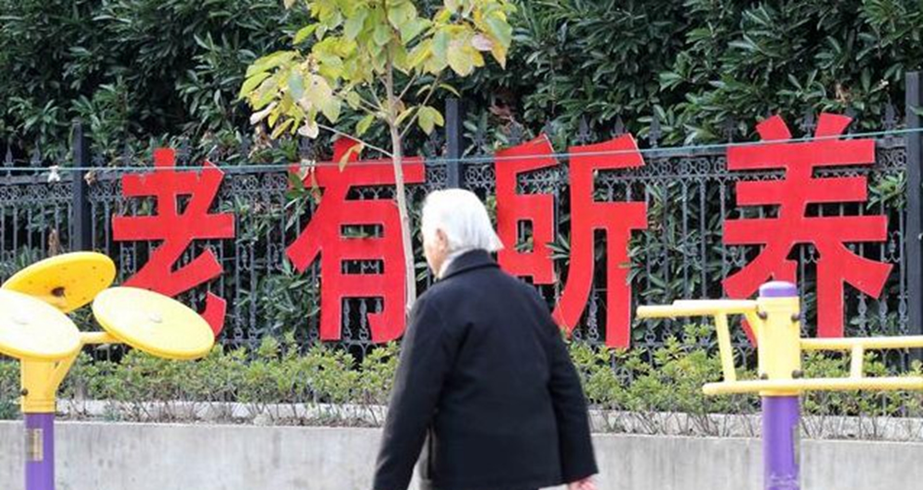 如果农民每年交100元养老保险，交到60岁后，每个月可以领多