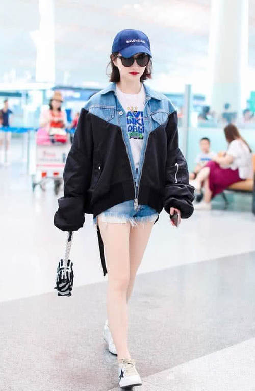 自从打破“分手”传闻，景甜机场大秀美腿，网友：约会回来了吗