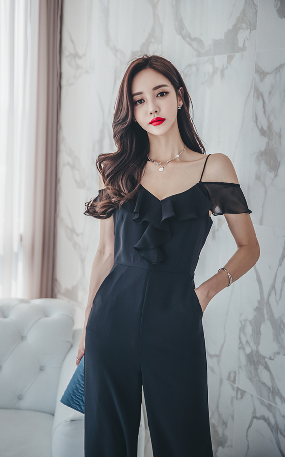 女神孙允珠，黑垭幽深镜泊湖蓝吊带阔腿裤