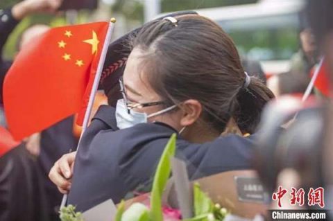 #孔维盛#浙江援湖北白衣警嫂凯旋 警察丈夫送上暖心休假通知书