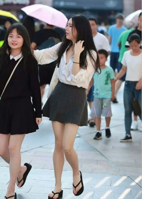 路人街拍：穿白衬衫的小姐姐好美丽，撩发的动作更是迷人