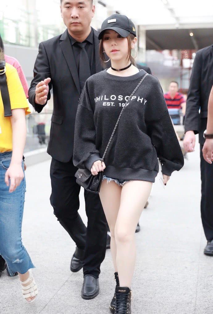 瘦下来后的邓紫棋穿件衬衫就敢去机场，网友：这腿是真实的吗？