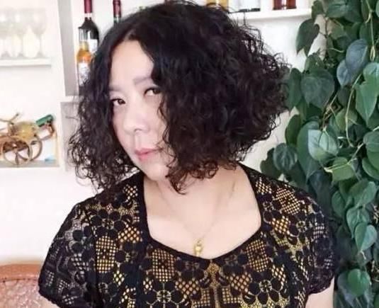 女人刚过40岁，别急着留这3种“发型”，特别是第2种，容易显老！