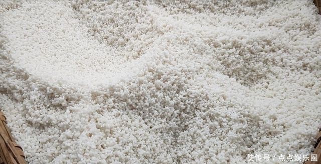  「糍粑」现在过年打糍粑都现代化了，做出来居然比手工做的还好吃