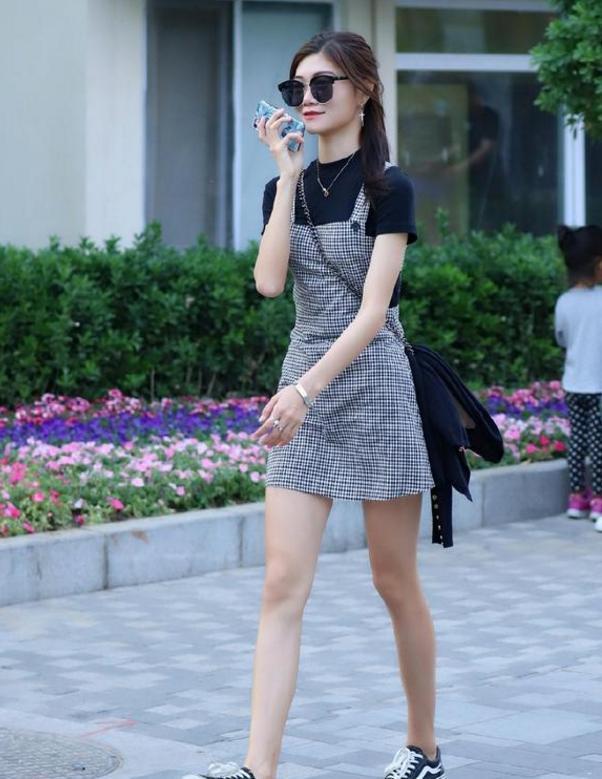 路人街拍,小姐姐搭配一双白色高跟鞋也是风情满满